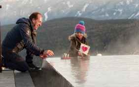 Selbstgezimmerte Bötchen aus der Entdecker-Werkstatt schwimmen lassen - Foto: David Neuhauser